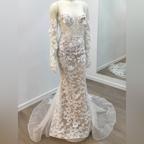 BERTA PRIVEE SAMPLE SALE!! 24-P01 Wedding Dress -  threedaughtersproperties.com